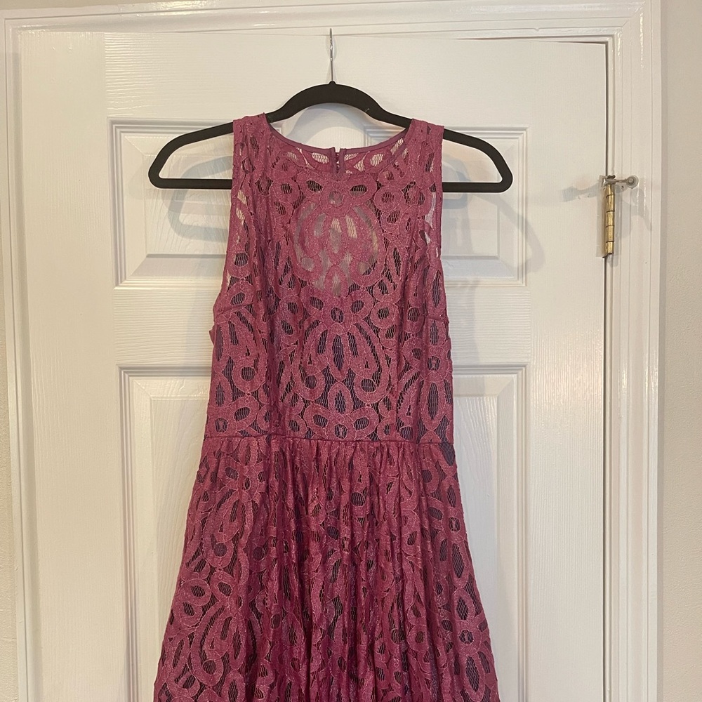 Gorgeous dress ! Has a beautiful back cut out. Fits great
